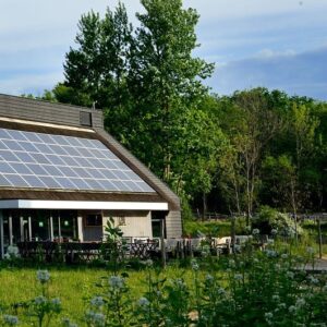 deel van de vergaderlocatie van het bezoekerscentrum de kennemerduinen is zichtbaar in de groene omgeving van het duingebied van het Nationaal Park Zuid Kennemerland 