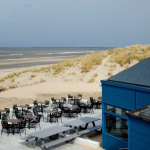 foto van boven van deel van vergaderlocatie van parnassia aan zee in Bloemendaal aan Zee met uitzicht op een duin met het strand en de zee erachter