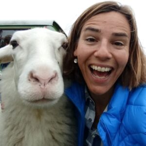 Close-up van een jonge vrouw met het knuffelschaap van de schaapskudde