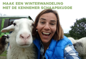 selfie van deelneemster workshop met een schaap uit de kudde, ter promotie van een winter wandeling met de schaapskudde